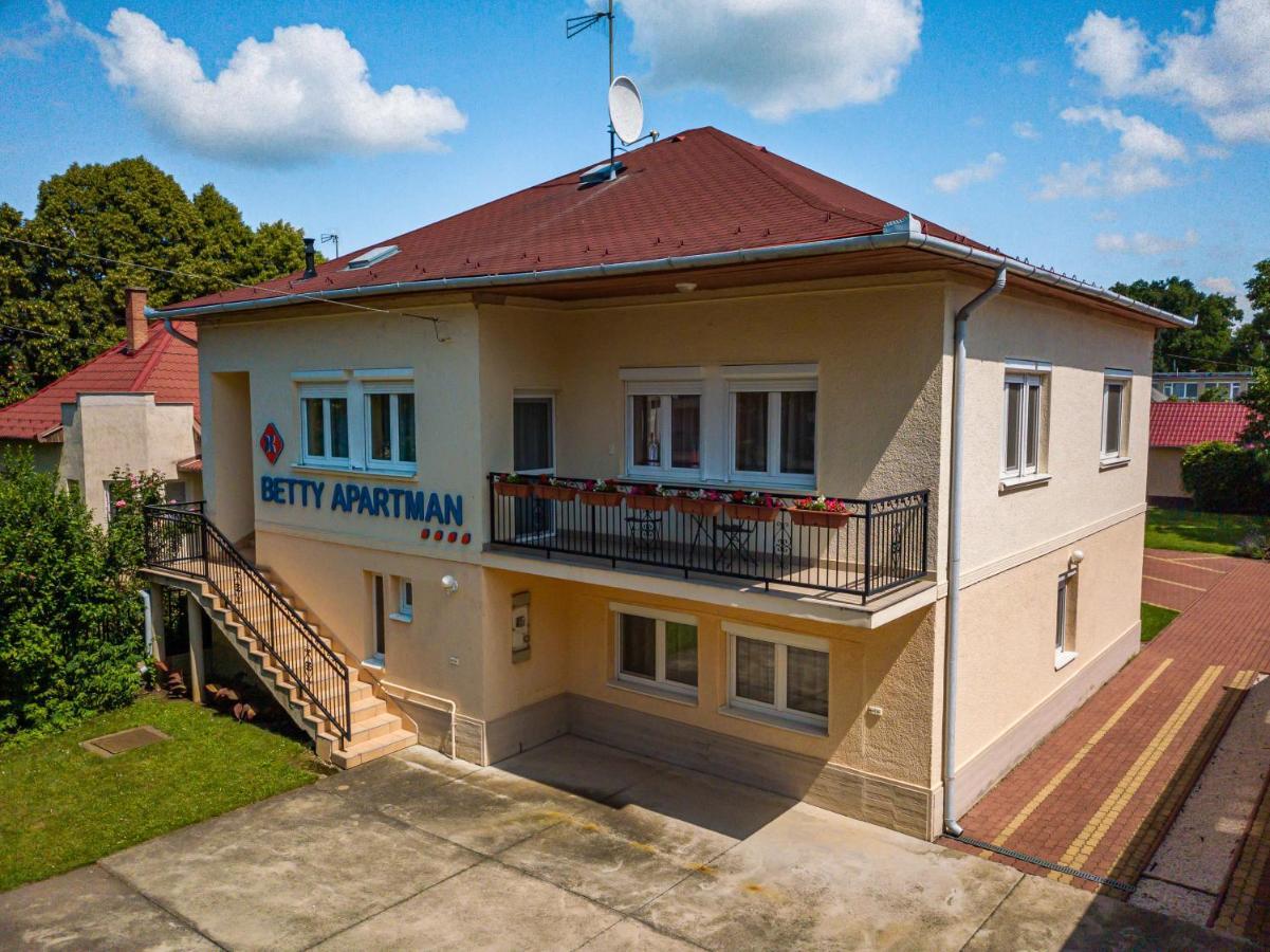 Betty Apartman Hajduszoboszlo Exterior photo
