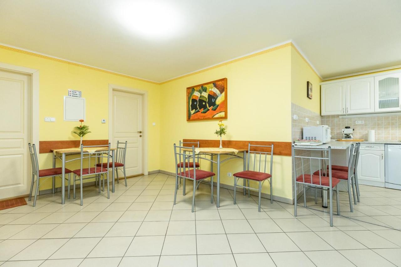 Betty Apartman Hajduszoboszlo Exterior photo