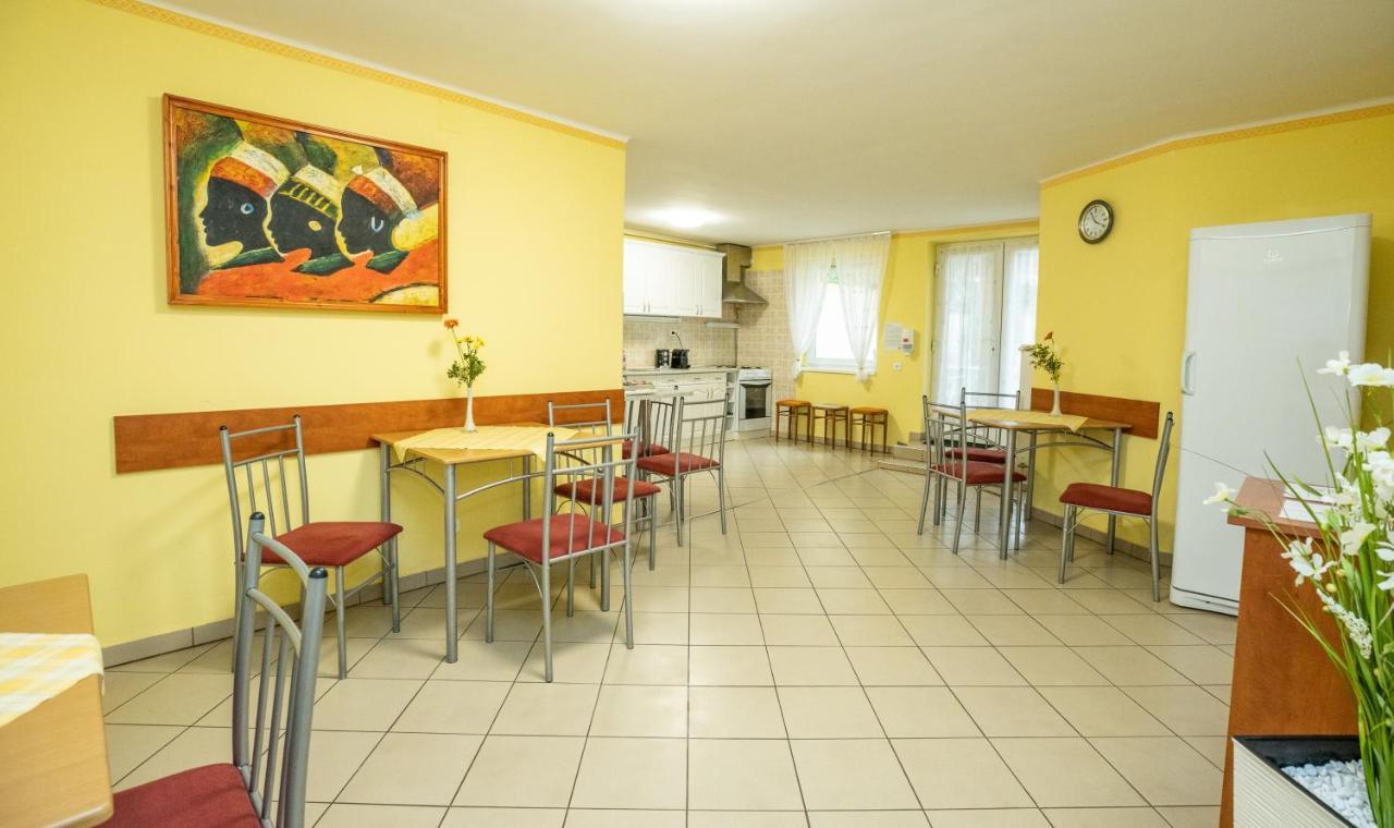 Betty Apartman Hajduszoboszlo Exterior photo
