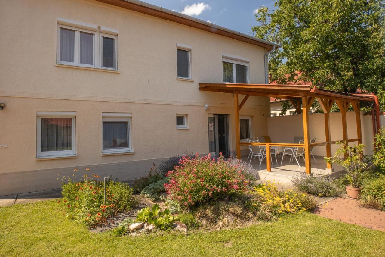 Betty Apartman Hajduszoboszlo Exterior photo