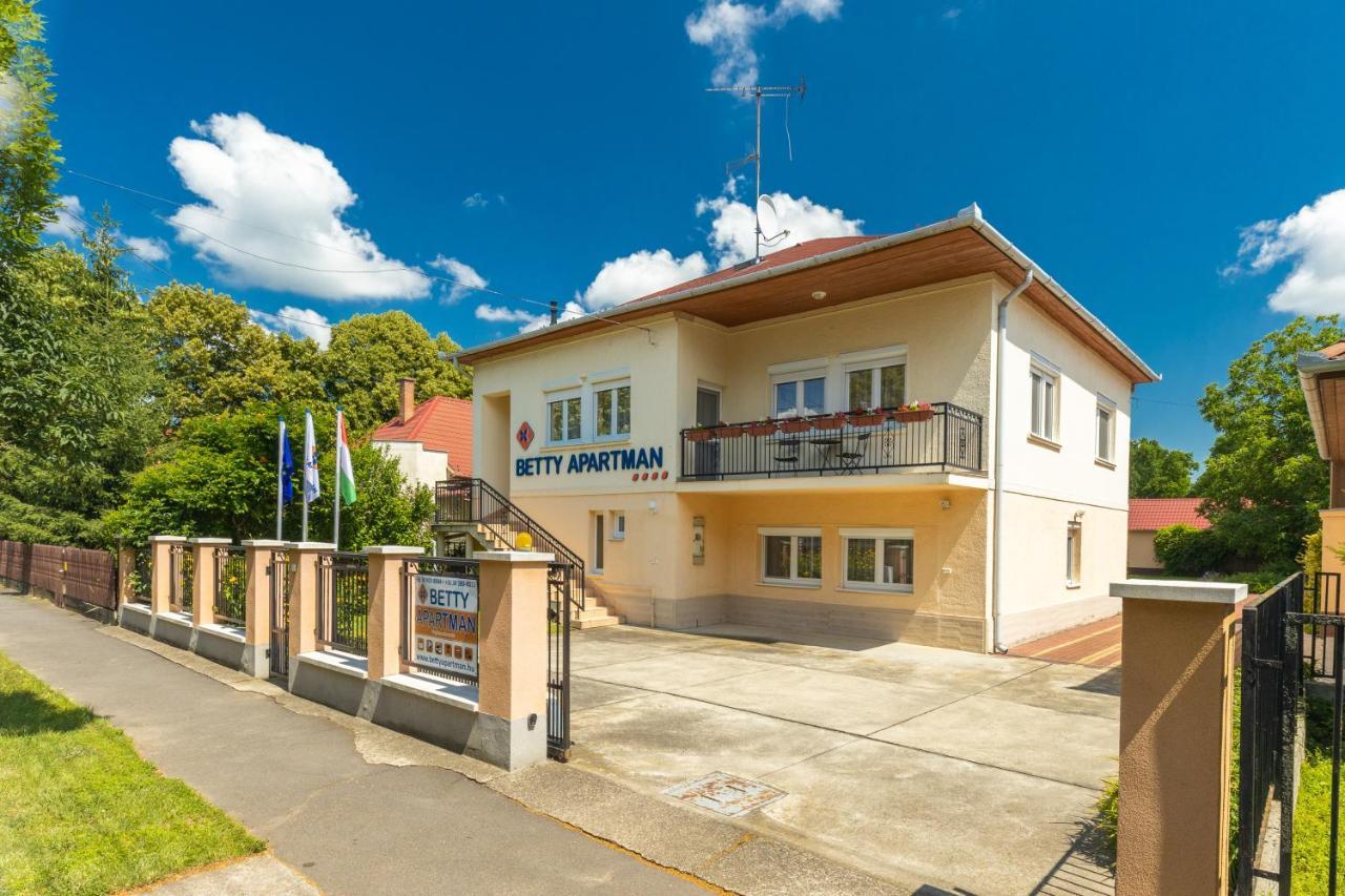 Betty Apartman Hajduszoboszlo Exterior photo