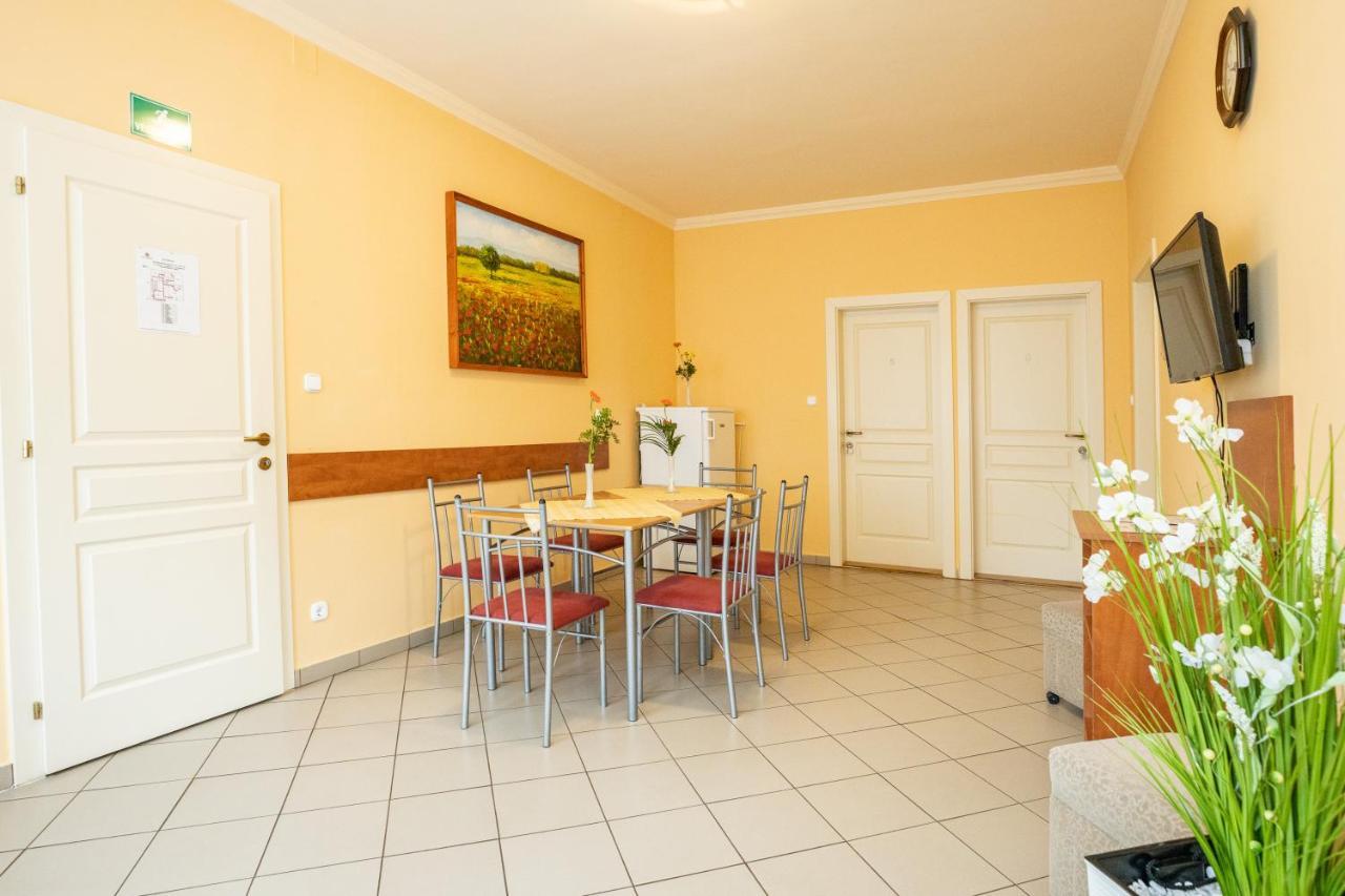 Betty Apartman Hajduszoboszlo Exterior photo